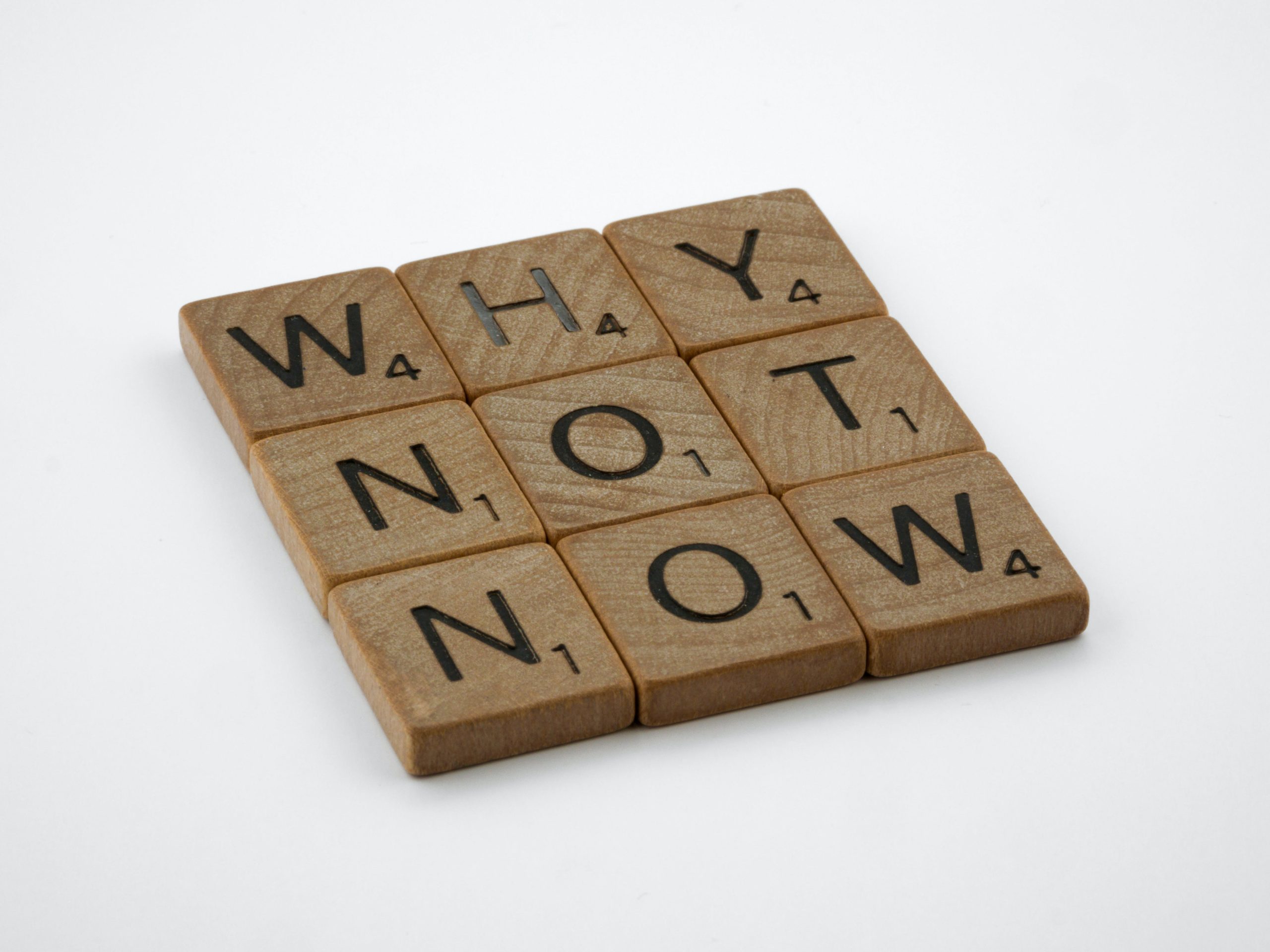 Ενωμένα ξύλινα κομμάτια που γράφουν τις αγγλικές λέξεις: why, not, now